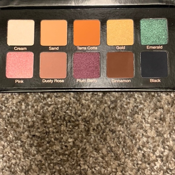 VIOLET VOSS - ESSENTIALS - EYESHADOW PALETTE - Picture 2 of 3